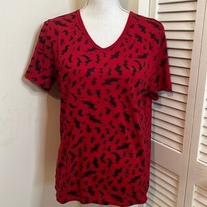 𝅺zoe Karssen Red and Black Print V-Neck Short Sleeved Top.  Size Medium